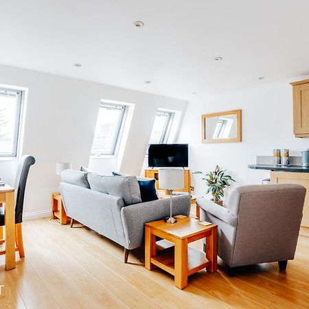 Central 3 Bed Apartment At Regents Court, Newbury ニューベリー エクステリア 写真
