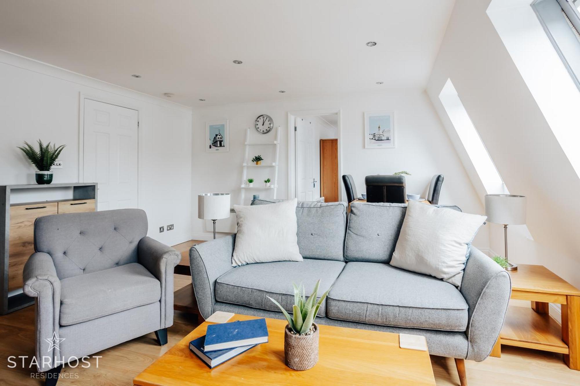 Central 3 Bed Apartment At Regents Court, Newbury ニューベリー エクステリア 写真