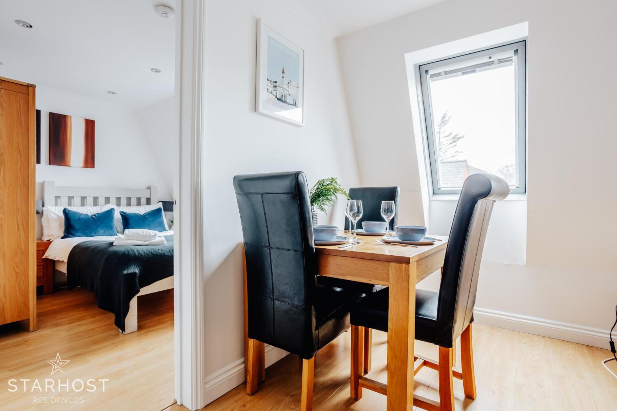 Central 3 Bed Apartment At Regents Court, Newbury ニューベリー エクステリア 写真