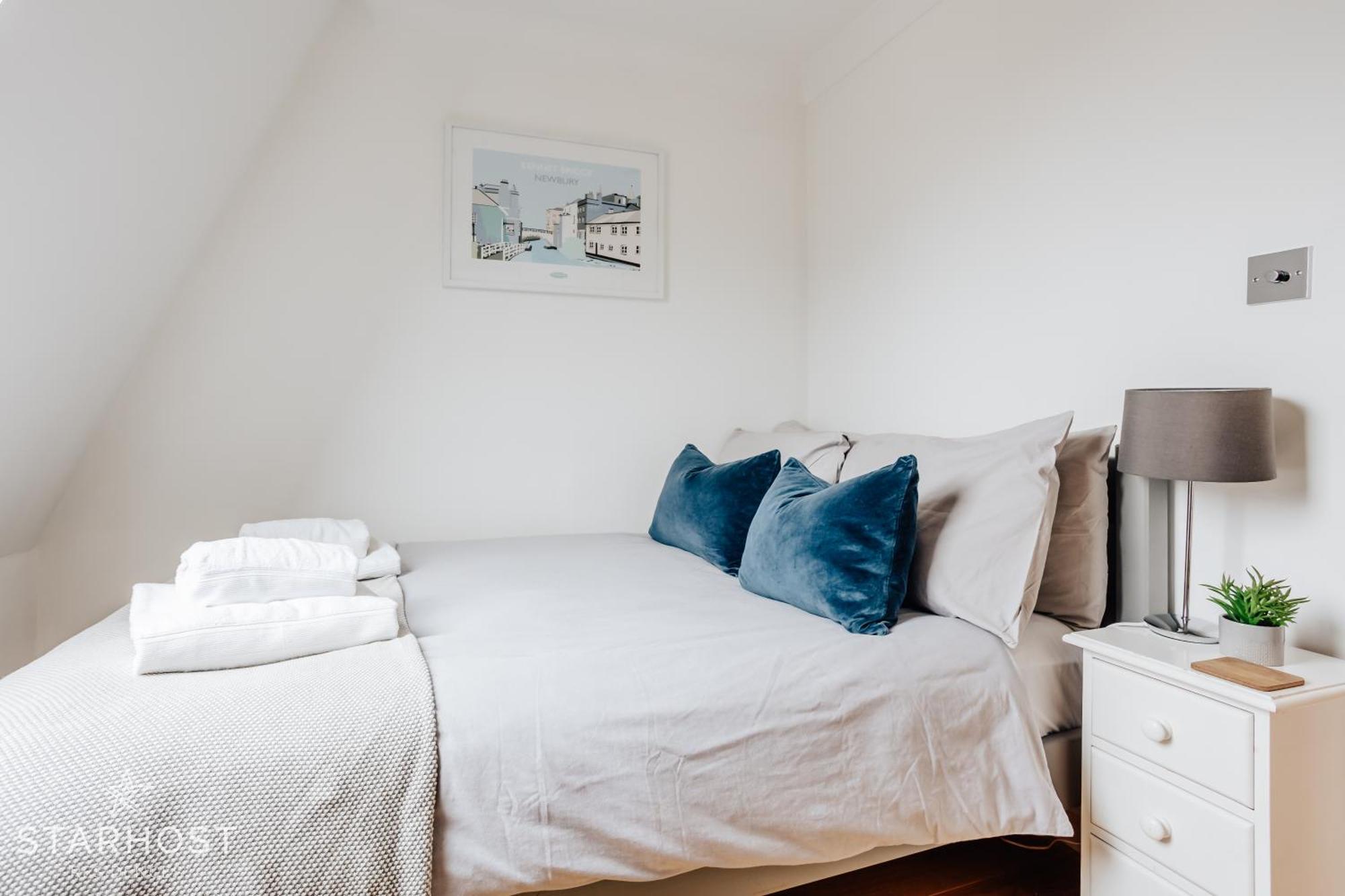 Central 3 Bed Apartment At Regents Court, Newbury ニューベリー エクステリア 写真