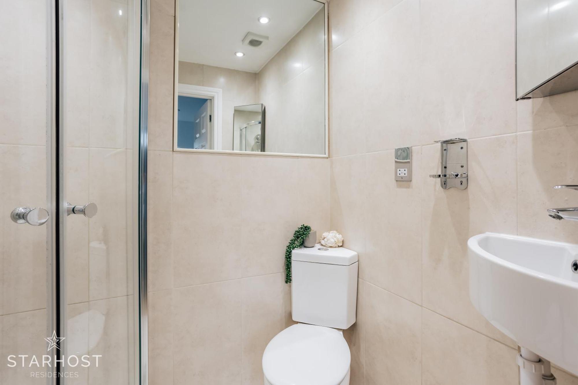 Central 3 Bed Apartment At Regents Court, Newbury ニューベリー エクステリア 写真