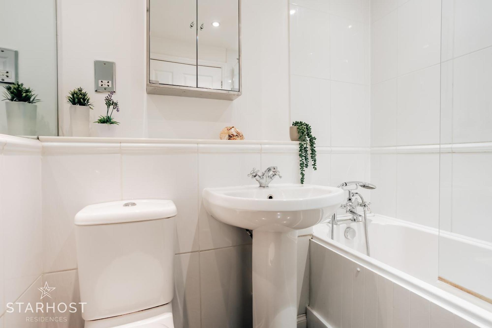 Central 3 Bed Apartment At Regents Court, Newbury ニューベリー エクステリア 写真